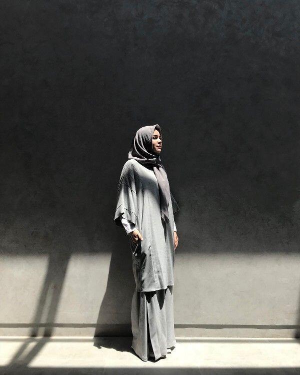 Modis & Berkelas, 10 Inspirasi Gamis Syar'i ala Sandra Dewi