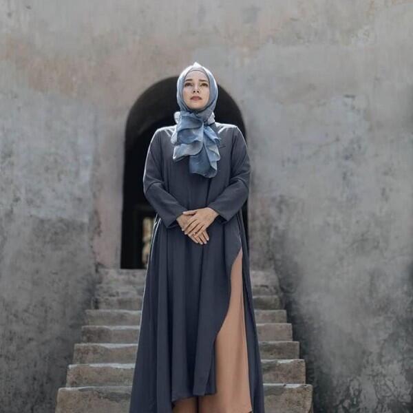 Modis & Berkelas, 10 Inspirasi Gamis Syar'i ala Sandra Dewi