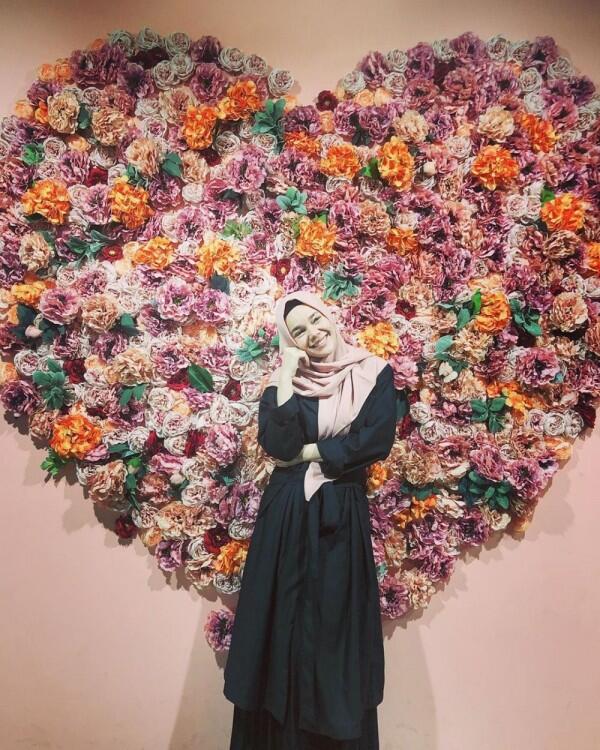 Modis & Berkelas, 10 Inspirasi Gamis Syar'i ala Sandra Dewi