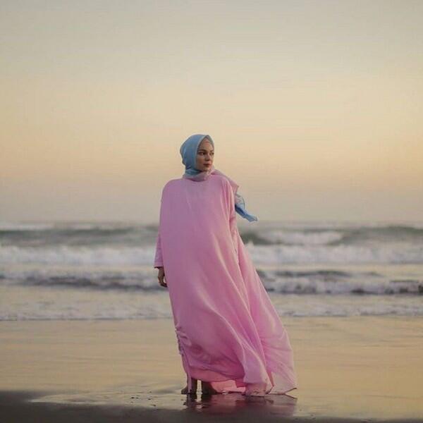 Modis & Berkelas, 10 Inspirasi Gamis Syar'i ala Sandra Dewi