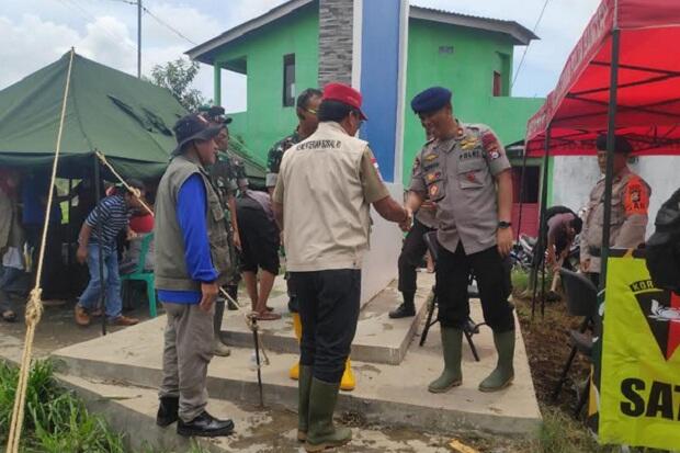 Brimob Polda Banten Surutkan Banjir Dengan Pompa