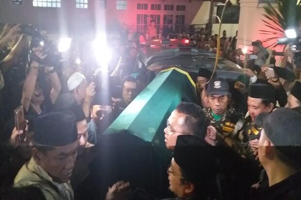 Tiba di Rumah Duka, Gus Ipang Langsung Pimpin Salat Jenazah Gus Sholah