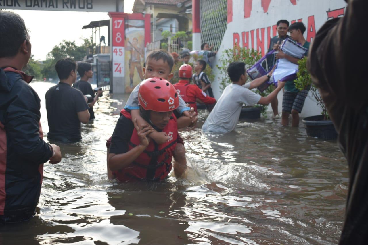 Tanggul Jebol di Periuk Damai, PMI Kota Tangerang Bantu Evakuasi Masyarakat