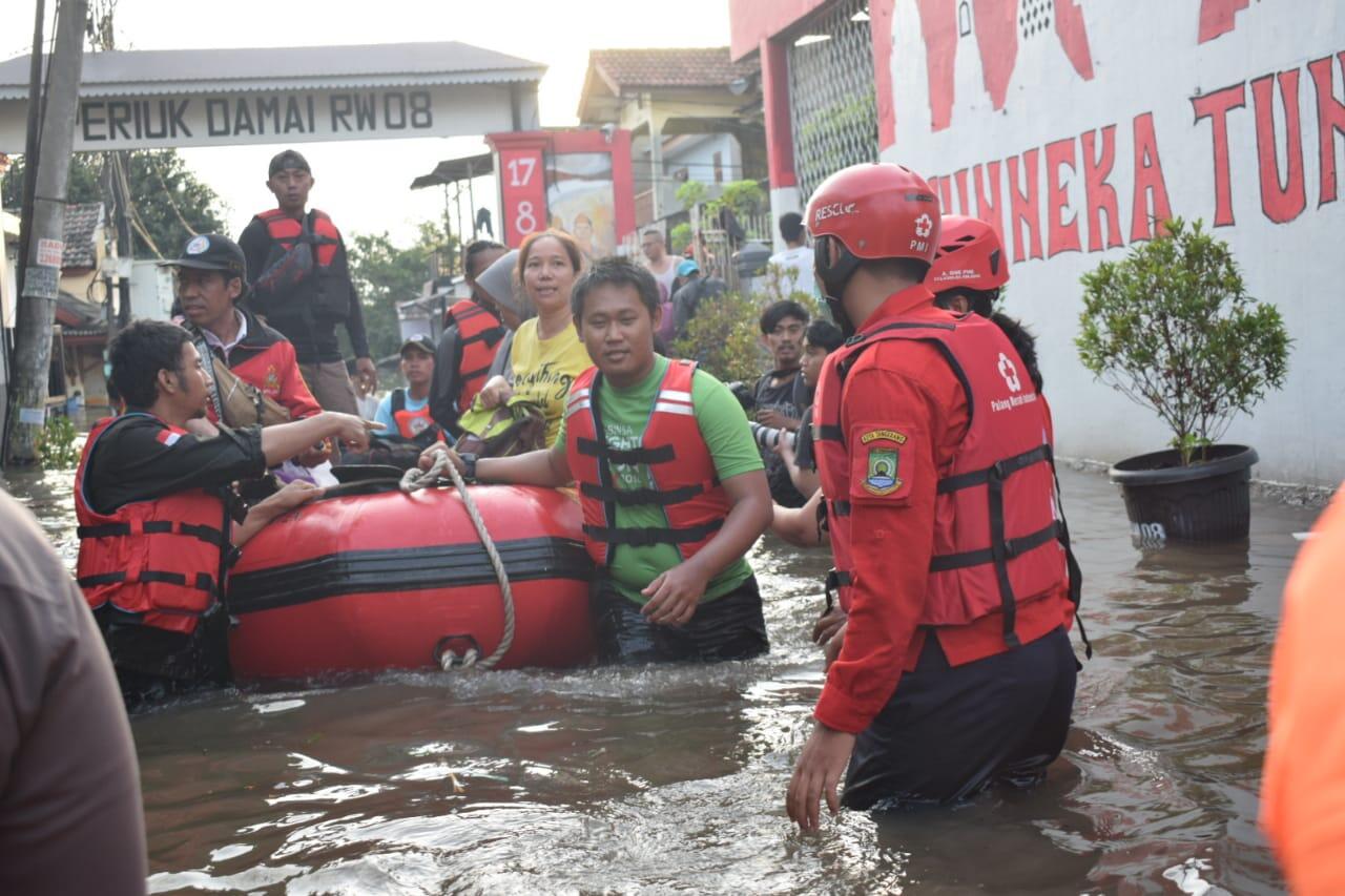 Tanggul Jebol di Periuk Damai, PMI Kota Tangerang Bantu Evakuasi Masyarakat