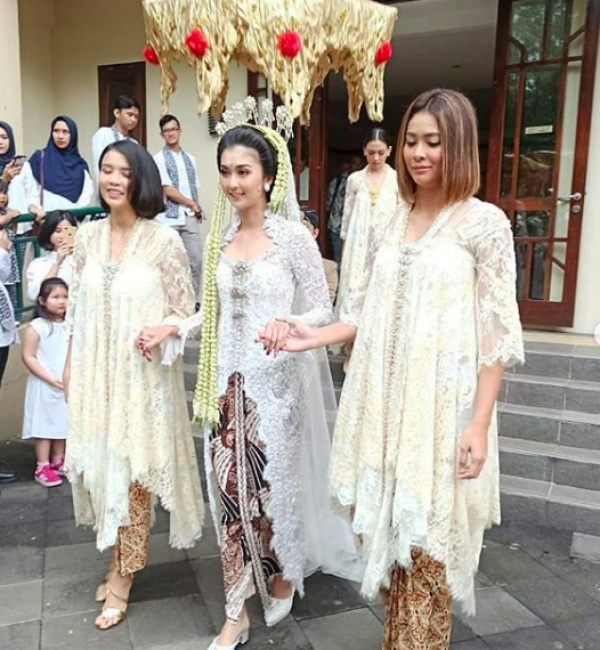 Dampingi Akad hingga Resepsi, 10 Potret Kevin Liliana dan Bridesmaid