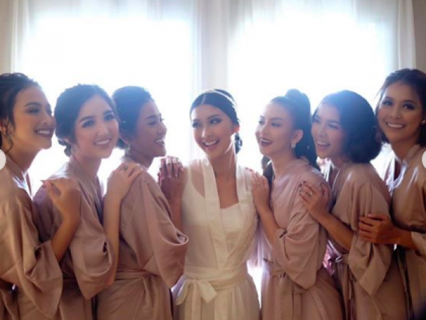 Dampingi Akad hingga Resepsi, 10 Potret Kevin Liliana dan Bridesmaid