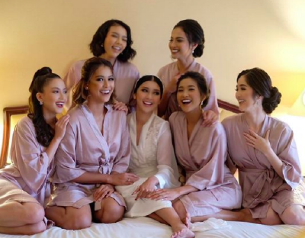 Dampingi Akad hingga Resepsi, 10 Potret Kevin Liliana dan Bridesmaid