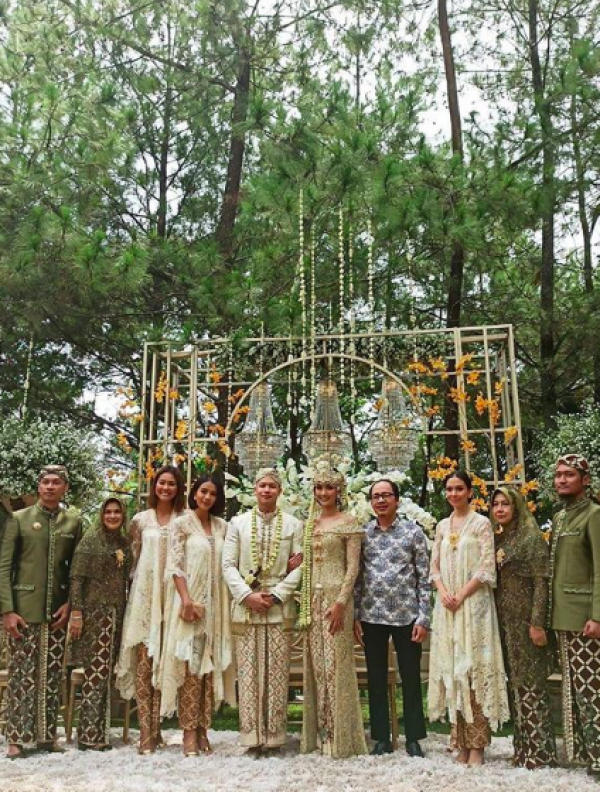 Dampingi Akad hingga Resepsi, 10 Potret Kevin Liliana dan Bridesmaid
