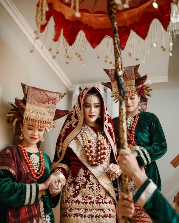 Gaya Makeup & Gaun Pernikahan Intan Aletrino, Adat Minangnya Kental!
