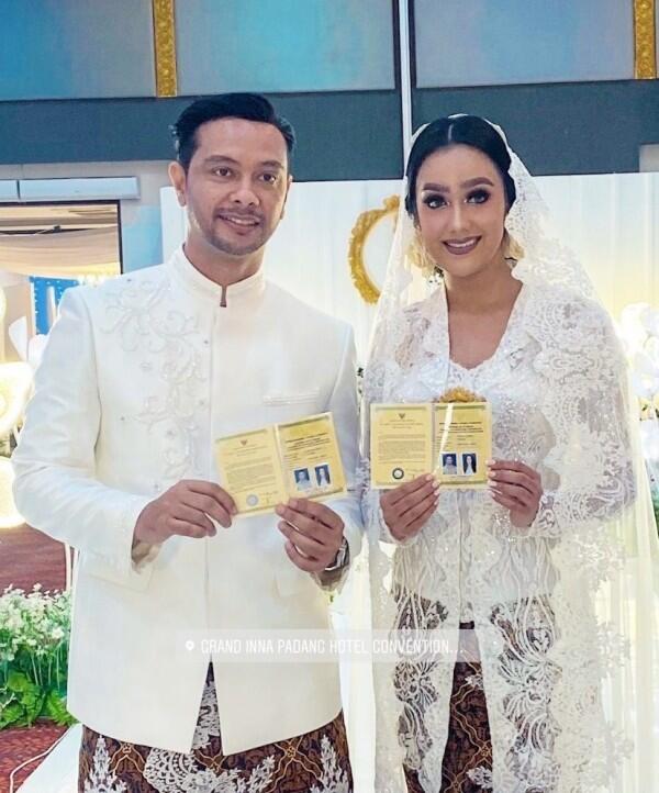 Gaya Makeup & Gaun Pernikahan Intan Aletrino, Adat Minangnya Kental!