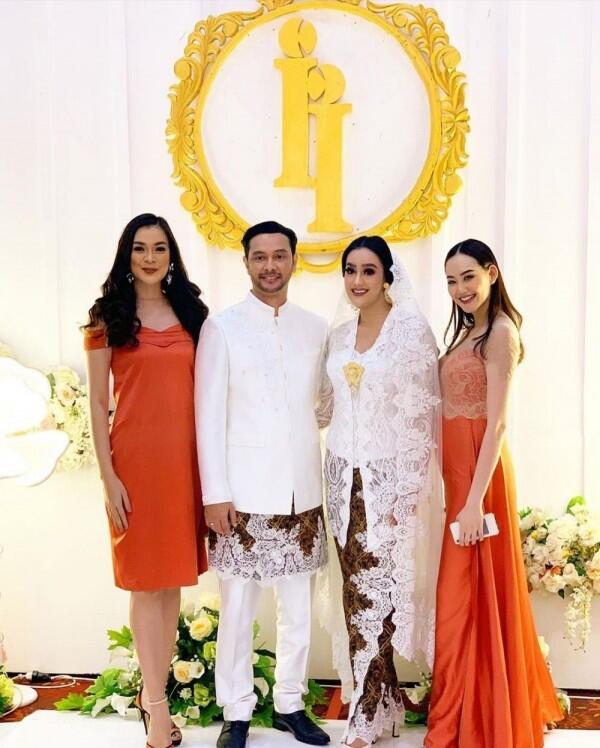 Gaya Makeup & Gaun Pernikahan Intan Aletrino, Adat Minangnya Kental!