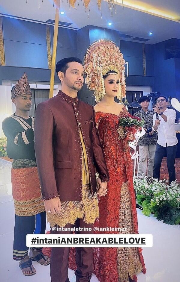 Gaya Makeup & Gaun Pernikahan Intan Aletrino, Adat Minangnya Kental!