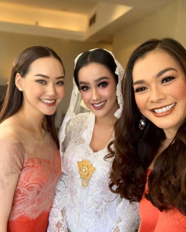 Gaya Makeup & Gaun Pernikahan Intan Aletrino, Adat Minangnya Kental!