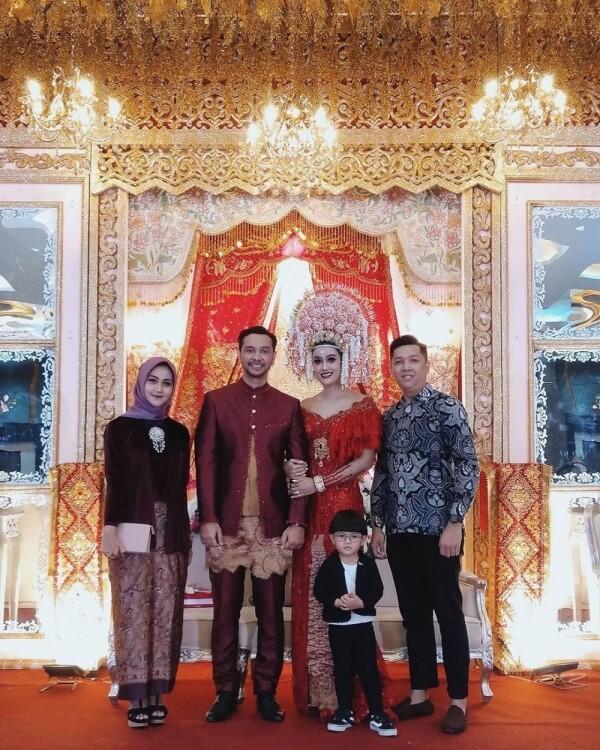 Gaya Makeup & Gaun Pernikahan Intan Aletrino, Adat Minangnya Kental!