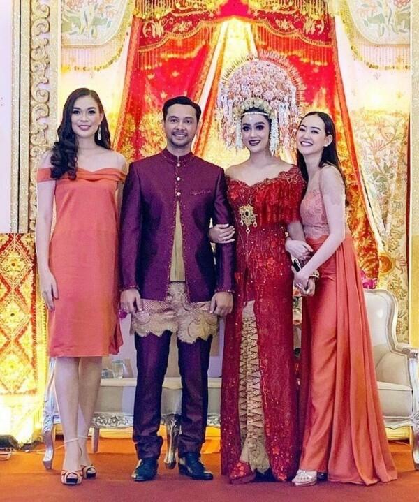 Gaya Makeup & Gaun Pernikahan Intan Aletrino, Adat Minangnya Kental!