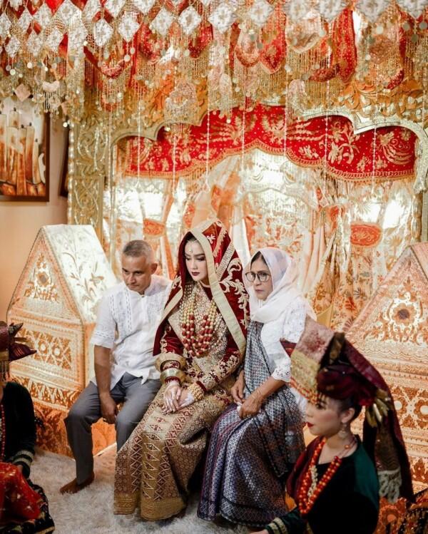 9 Dekorasi Pernikahan Intan Aletrino, dari Malam Bainai hingga Resepsi