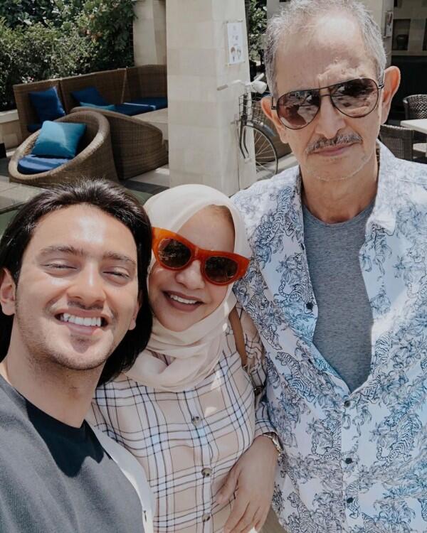 10 Potret Sayangnya Omar Daniel pada Mama, Bikin Melting!