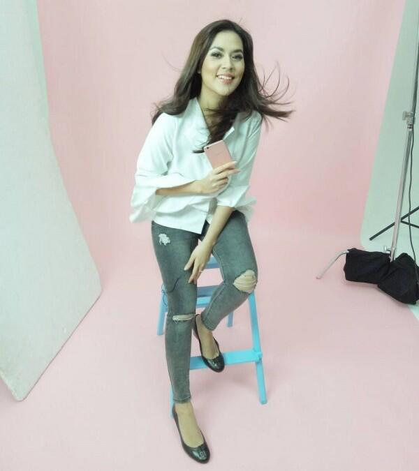 Style Manis Pakai Flatshoes ala Seleb, Bisa buat Berbagai Acara!