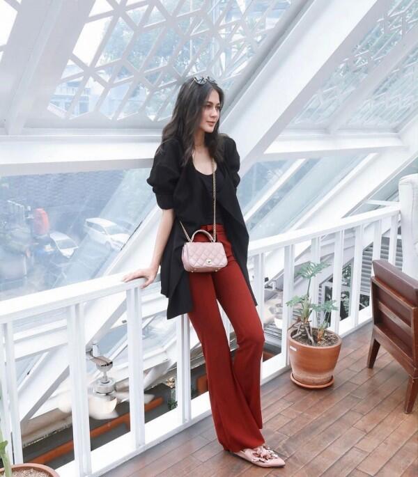 Style Manis Pakai Flatshoes ala Seleb, Bisa buat Berbagai Acara!
