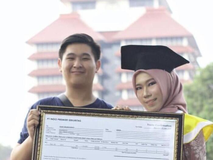 Datang ke Wisuda Pacar Pake Bunga Itu Mainstream, Cowok Ini Bawanya Saham Bos!