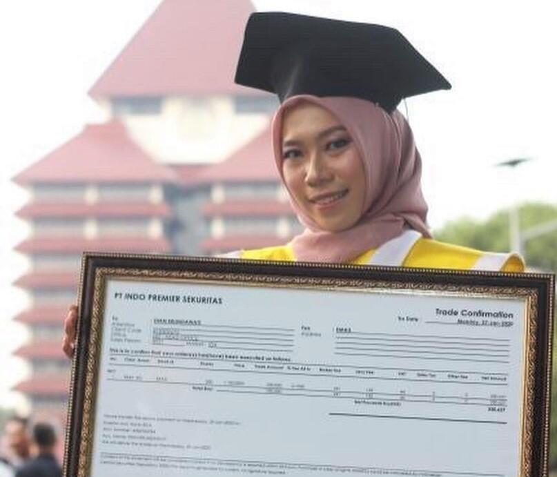 Datang ke Wisuda Pacar Pake Bunga Itu Mainstream, Cowok Ini Bawanya Saham Bos!