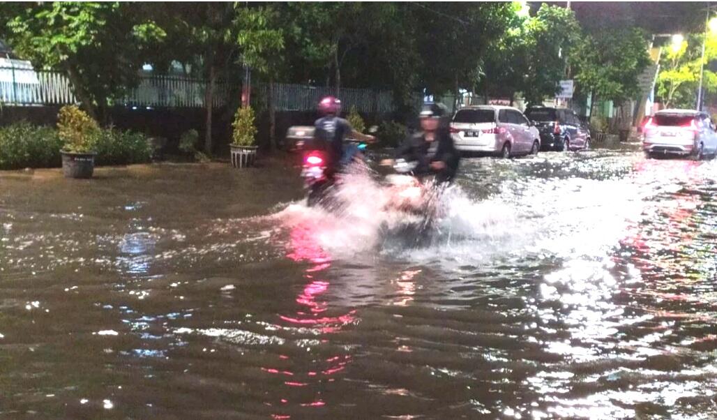 Titik Banjir Bertambah, Risma: Curah Hujan Tinggi