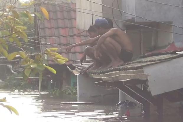Tanggul Jebol, Banjir di Periuk Indah Capai Atap Rumah