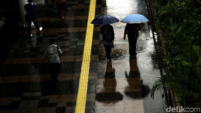 Hujan Disertai Petir Diprediksi Terjadi di Jaksel-Jaktim Siang Nanti