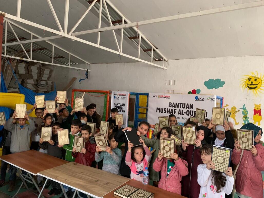 Ratusan Al-Qur’an dan Puluhan Ton Paket untuk Anak-anak Suriah
