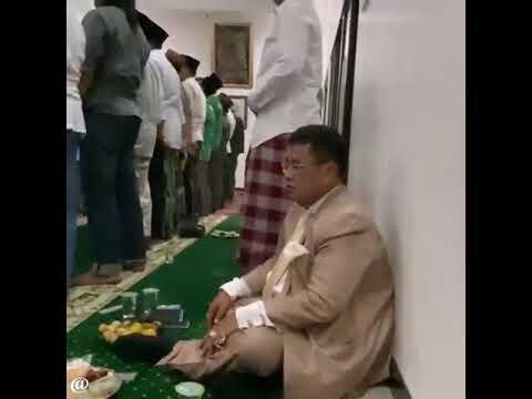 Beredar Foto Hotman Paris Sedang Duduk di Belakang Jamaah Sholat, Ada Apa Sebenarnya?