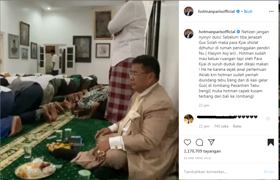 Beredar Foto Hotman Paris Sedang Duduk di Belakang Jamaah Sholat, Ada Apa Sebenarnya?