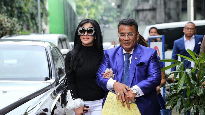 Beredar Foto Hotman Paris Sedang Duduk di Belakang Jamaah Sholat, Ada Apa Sebenarnya?