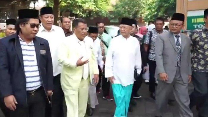 Beredar Foto Hotman Paris Sedang Duduk di Belakang Jamaah Sholat, Ada Apa Sebenarnya?