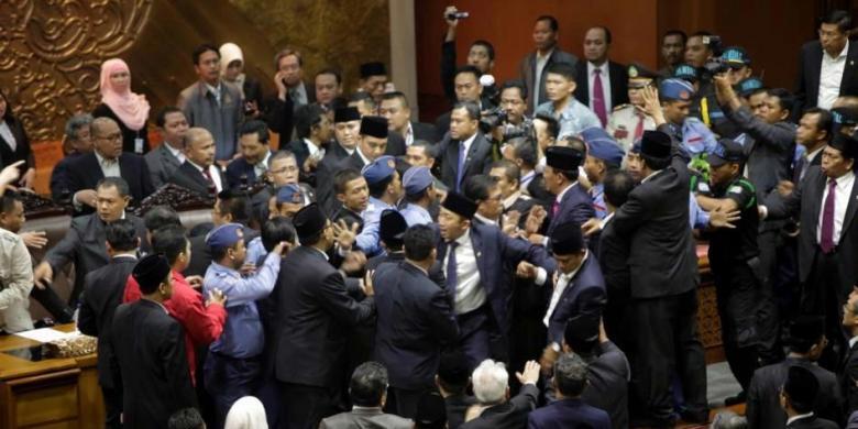 Lagi-lagi TAWURAN, VIDEO ini menunjukkan sifat yang akan di bawa ke gedung DPR