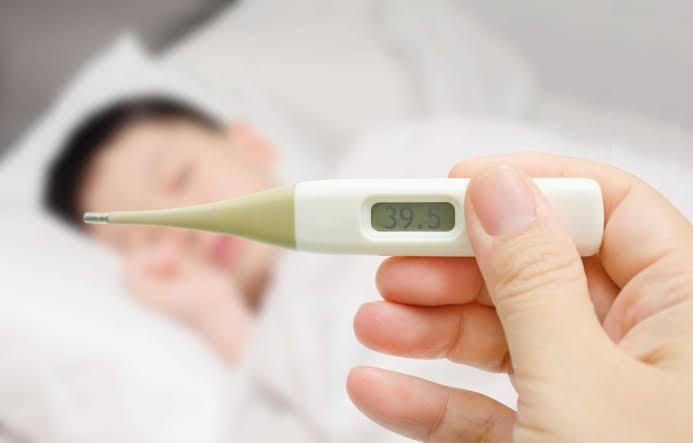 Deretan Tahap Pertolongan Pertama Saat Si Kecil Demam No. 3 Paling Penting