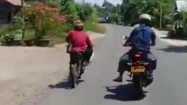 Viral Pemotor Tetap Santuy Meski Ditendangi Polisi, Ternyata Maling Emas