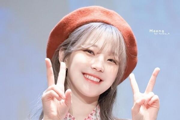 10 Potret Senyum Manis Khas Baek Jiheon Fromis 9, Bikin Terpesona