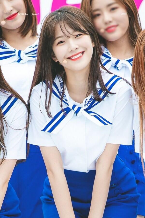 10 Potret Senyum Manis Khas Baek Jiheon Fromis 9, Bikin Terpesona