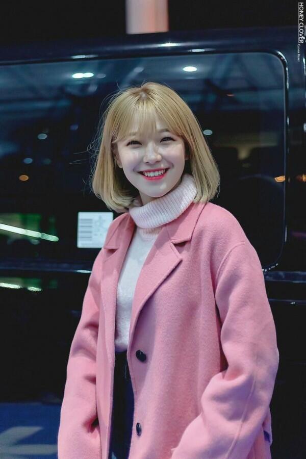 10 Potret Senyum Manis Khas Baek Jiheon Fromis 9, Bikin Terpesona
