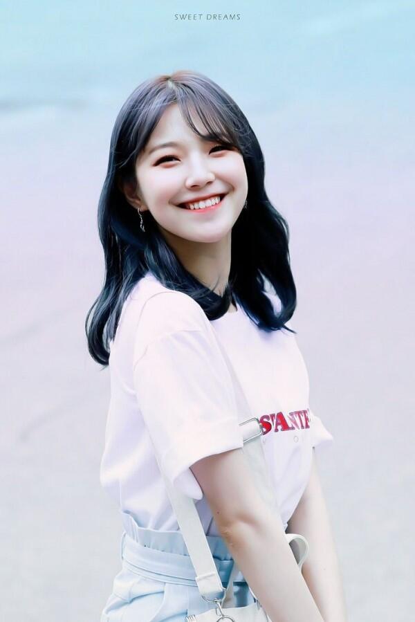 10 Potret Senyum Manis Khas Baek Jiheon Fromis 9, Bikin Terpesona