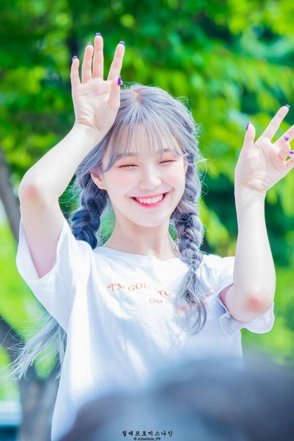 10 Potret Senyum Manis Khas Baek Jiheon Fromis 9, Bikin Terpesona