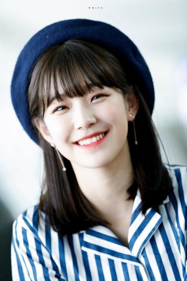 10 Potret Senyum Manis Khas Baek Jiheon Fromis 9, Bikin Terpesona