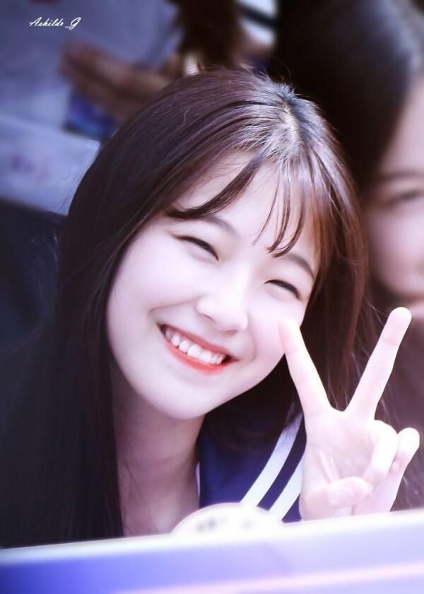 10 Potret Senyum Manis Khas Baek Jiheon Fromis 9, Bikin Terpesona