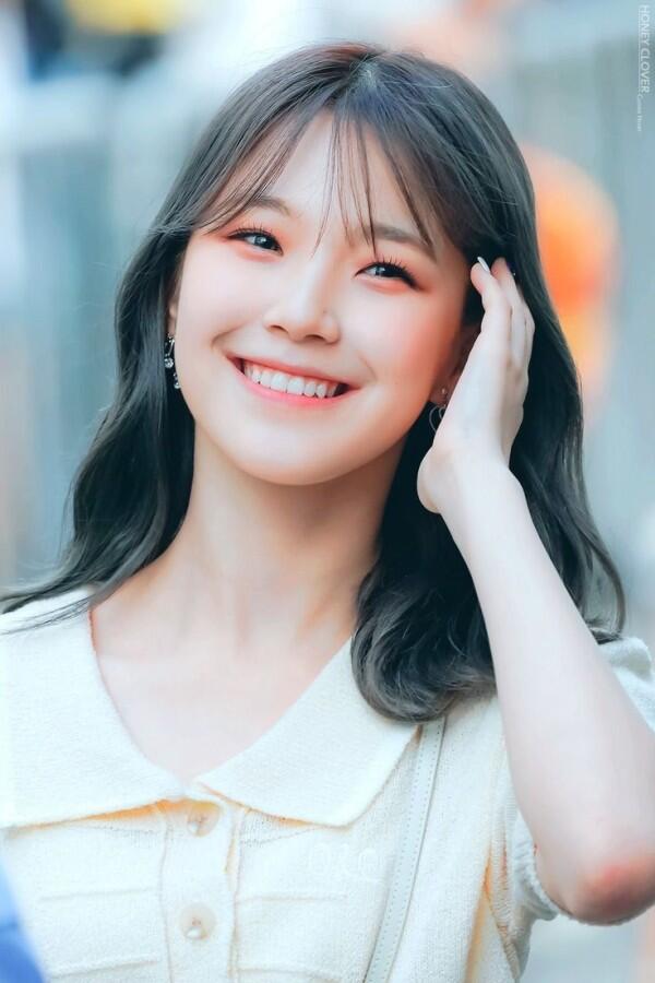 10 Potret Senyum Manis Khas Baek Jiheon Fromis 9, Bikin Terpesona