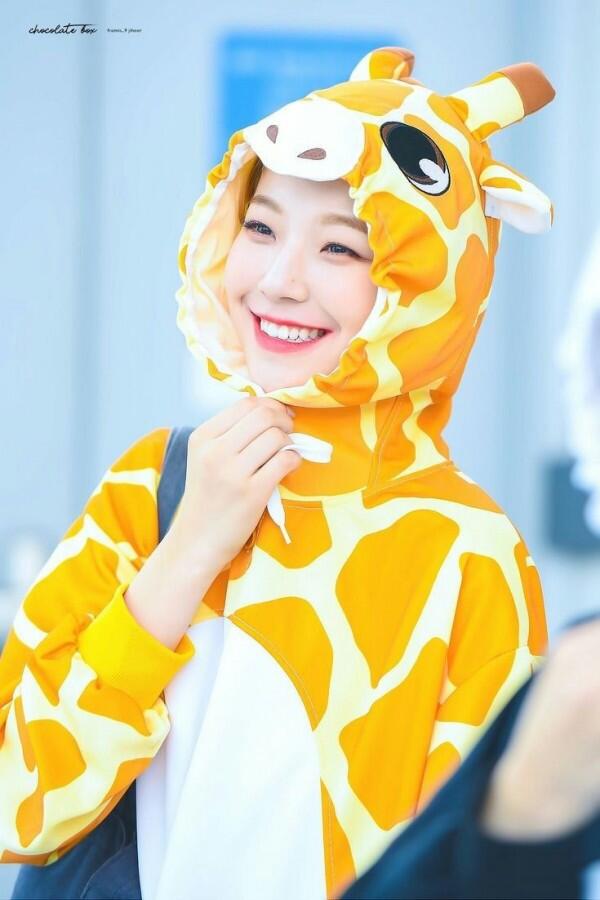 10 Potret Senyum Manis Khas Baek Jiheon Fromis 9, Bikin Terpesona