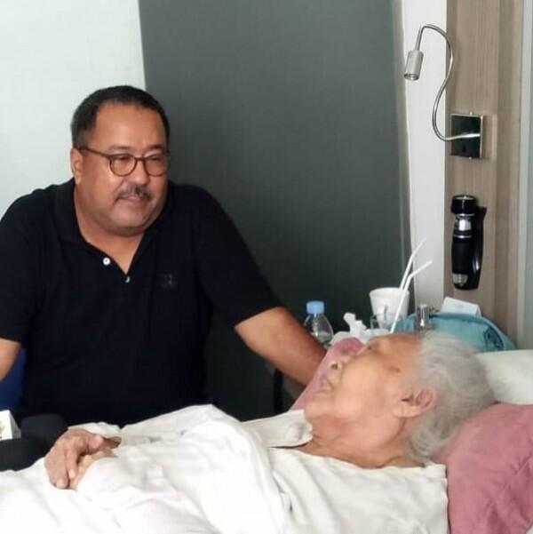Bak Ibu Sendiri, 10 Potret Perhatian Rano Karno pada Aminah 'Mak Nyak'