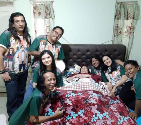 Bak Ibu Sendiri, 10 Potret Perhatian Rano Karno pada Aminah 'Mak Nyak'