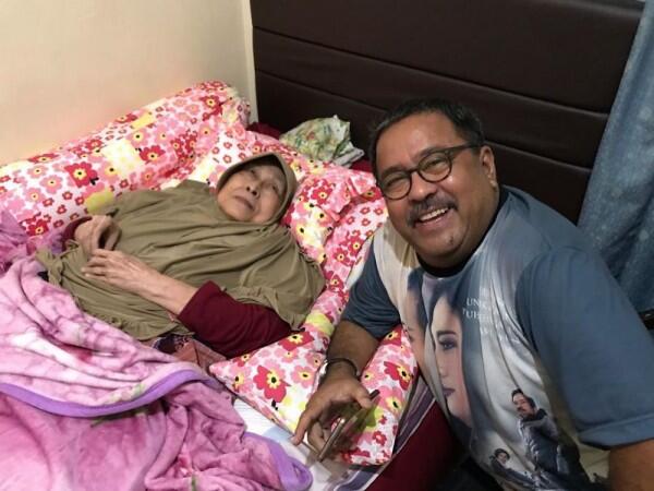Bak Ibu Sendiri, 10 Potret Perhatian Rano Karno pada Aminah 'Mak Nyak'