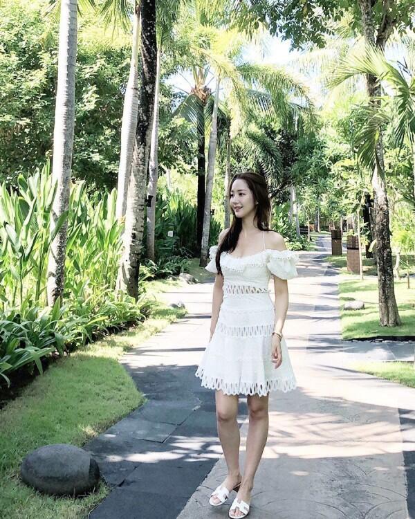10 Padu Padan Outfit Putih ala Park Min Young, Menawan Banget