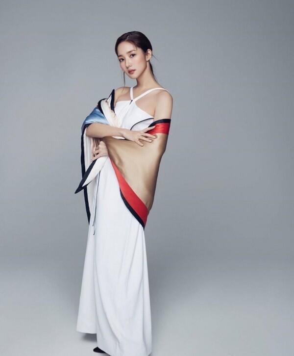 10 Padu Padan Outfit Putih ala Park Min Young, Menawan Banget